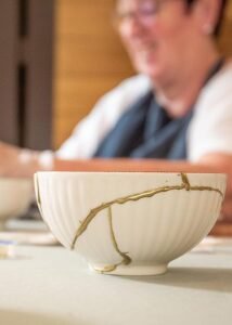 kintsugi technika suklijuotas dubenėlis