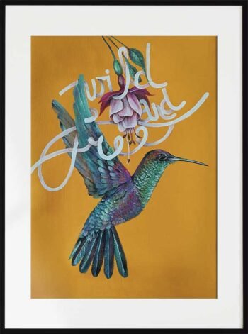 Kolibris geltoname fone su užrašu "Wild & free"