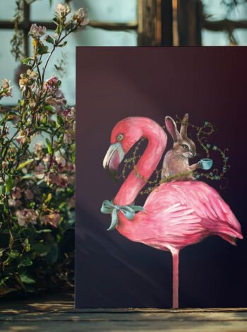 Ant palangės atvirukas - rožinis flamingas, ant kurio nugaros įsitaisęs zuikis su arbatos puodeliu