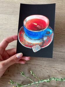 Ranka, laikantis atviruką "Gyvenimas kaip arbata"