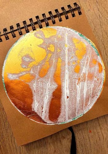 Bronzinis monotipijos atspaudas ant rudo popieriaus