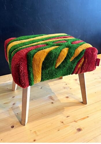 Pufas Miško patalai prie juodos sienos