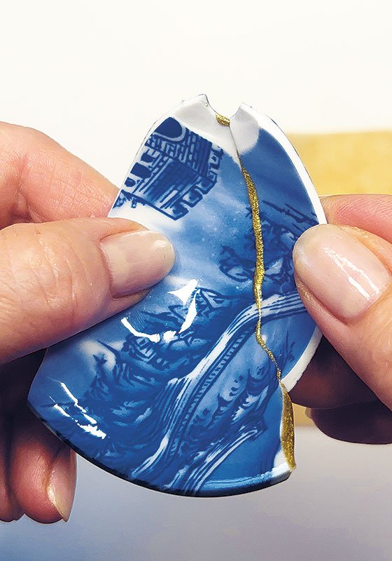 KIntsugi rinkinio japoniško stiliaus dubenėlis klijavimo procese