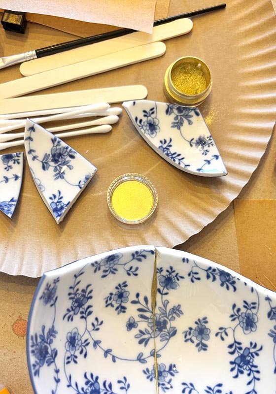 Sudaužytas japoniško stiliaus dubenėlis ir priemonės Kintsugi